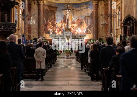 Torino, Italie. 13 avril 2024. Il feretro durante i funerali dell'imprenditore Paolo Pininfarina a Torino, Italia - Cronaca - Sabato 13 Aprile 2024 - ( photo Alberto Gandolfo/LaPresse ) le Coffin lors des funérailles de l'entrepreneur Paolo Pininfarina à Turin, Italie - samedi 13 avril 2024 - Actualités - ( photo Alberto Gandolfo/LaPresse ) crédit : LaPresse/Alamy Live News Banque D'Images