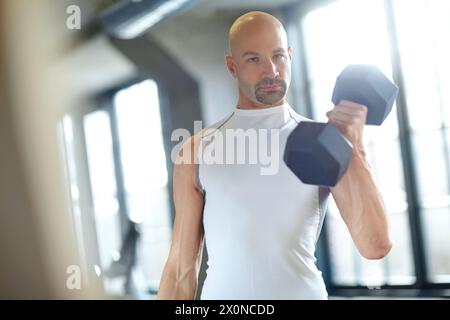 Homme, haltérophilie et sérieux dans le gymnase pour la remise en forme avec haltère, défi d'entraînement et muscle fort. Bodybuilder, athlète professionnel et entraînement en force Banque D'Images