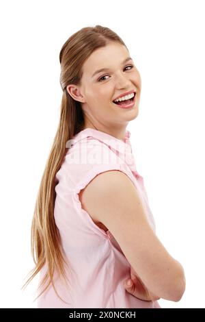 Femme, les bras croisés et souriant en studio portrait pour la confiance, le style et la mode en chemise décontractée chic. Personne, heureuse et détendue sur blanc Banque D'Images