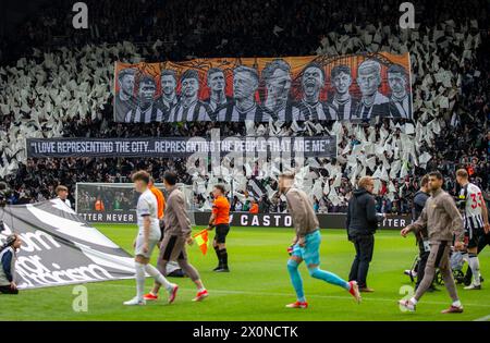 Newcastle, Royaume-Uni. 13 avril 2024. 13 avril 2024 ; St James' Park, Newcastle, Angleterre ; premier League Football, Newcastle United contre Tottenham Hotspur ; les équipes sortent du tunnel alors que les fans de Newcastle lèvent une exposition crédit : action plus Sports images/Alamy Live News Banque D'Images