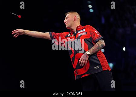 Birmingham, Royaume-Uni. 11 avril 2024. Nathan Aspinall lance lors de la BetMGM premier League Darts 2024, Night 11, Birmingham at Utilita Arena, Birmingham, Angleterre, Royaume-Uni le 11 avril 2024 Credit : Every second Media/Alamy Live News Banque D'Images