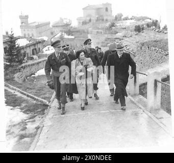 Le général McCreery et son groupe, dont MRS Parodi, visitent la forteresse de l'État de Saint-Marin lors d'une visite de l'officier général commandant la 8e armée. Banque D'Images