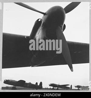 BOMBARDIERS LANCASTER - (photo publiée en 1943) Une silhouette frappante de LANCASTER au point de dispersion. Négatif photographique, Royal Air Force Banque D'Images