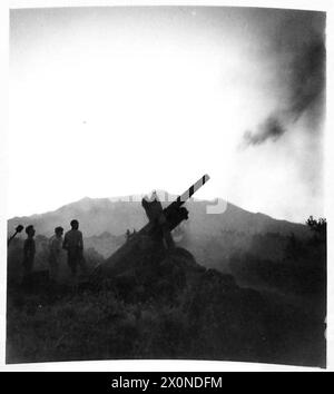 ARTILLEURS BRITANNIQUES EN ACTION AUTOUR DE MT. ETNA : SICILE - ces photographies d'action prises pendant la période du jour à l'aube du 66e Medium Regt. R.A., connus sous le nom de « Edinburgh Terriers », sont vus en action sur les pentes du mont Etna engageant les positions ennemies. Ce régiment est originaire d'Édimbourg, en Écosse. Négatif photographique, Armée britannique Banque D'Images