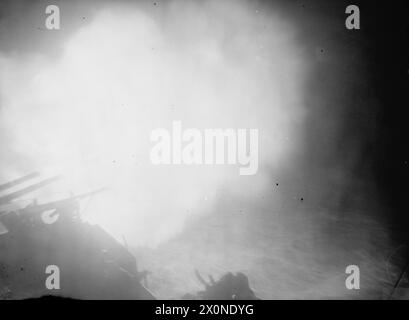 HM DESTROYERS EN EXERCICE ET TIR DE NUIT. LE 15 AVRIL 1942, À BORD DU DESTROYER HMS SIKH, EN MÉDITERRANÉE ORIENTALE. - Premier côté large du HMS SIKH qui chevauchait la cible Banque D'Images