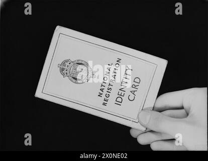 L'image montre l'extérieur d'une carte d'identité nationale utilisée en Grande-Bretagne à des fins de protection civile en temps de guerre. La carte contient des informations d'identification personnelle et faisait partie du système national d'enregistrement. Banque D'Images
