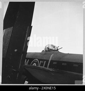 BOMBARDIERS LANCASTER - (photo publiée en 1943) les canons à tourelle mi-supérieure. Négatif photographique, Royal Air Force Banque D'Images