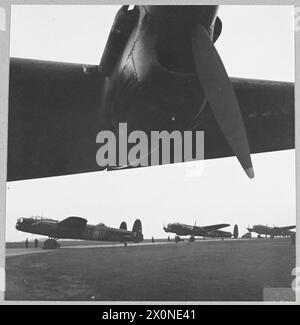 BOMBARDIERS LANCASTER - (photo publiée en 1943) bombardiers Lancaster au point de dispersion. Négatif photographique, Royal Air Force Banque D'Images