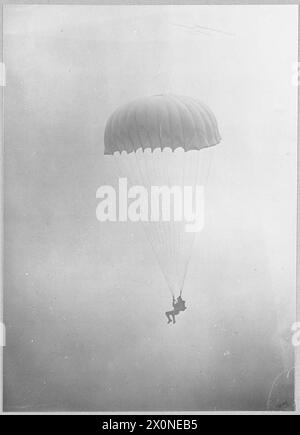 PARACHUTISTES BRITANNIQUES : LE SERVICE PREND À LA SOIE - 'Jumpers' sur leur chemin vers la terre. Négatif photographique, Royal Air Force Banque D'Images