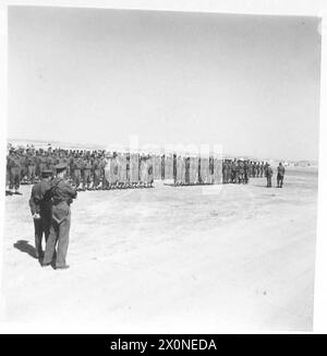 TOURNÉE du C-EN-C DE LA 10E ARMÉE - le C-en-C avec le négatif photographique du 11e Régiment de campagne , armée britannique Banque D'Images