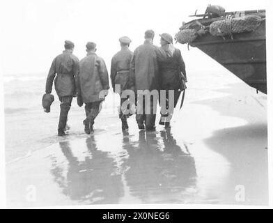 ITALIE : HUITIÈME ARMYTHE 'CANARDS' PASSENT - à la fin de leur voyage, ces hommes marchent le long de la plage jusqu'à leur billet. Négatif photographique, Armée britannique Banque D'Images