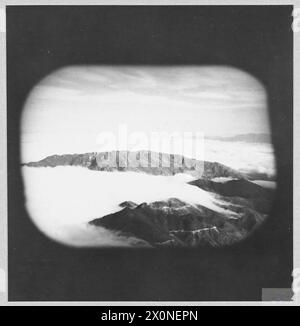 Les montagnes et les nuages près d'Asmara sont visibles depuis la fenêtre d'un avion transatlantique de British Overseas Airways en 1945. Banque D'Images