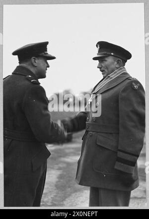 INVESTITURE DANS UNE STATION DE CHASSE AMÉRICAINE EN GRANDE-BRETAGNE - pour l'histoire voir CH.12609 photo (publiée en 1944) spectacles - le maréchal en chef de l'Air Sir Trafford Leigh-Malloryshake la main du général Aubry C. Strickland, chef de la branche des opérations, A.E.A.F. Photographic Negative , Royal Air Force Banque D'Images