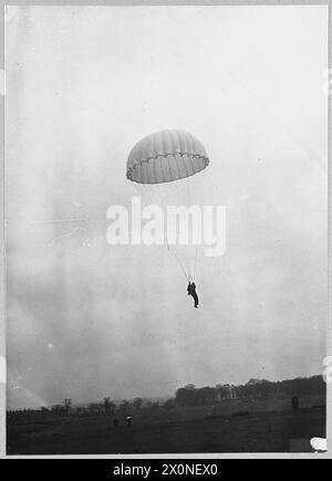 PARACHUTISTES BRITANNIQUES : LE SERVICE PREND À LA SOIE - 'Jumpers' sur leur chemin vers la terre. Négatif photographique, Royal Air Force Banque D'Images