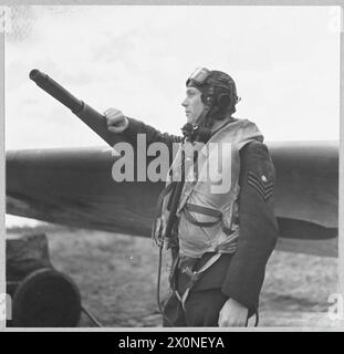 L'ARMÉE DE L'AIR POLONAISE EN GRANDE-BRETAGNE, 1940-1947 - pilote de l'escadron de chasse polonais no 303 par son Spitfire à la RAF Northolt Polonais Air Force, Polonais Air Force, 303 'Kościuszko' Fighter Squadron Banque D'Images