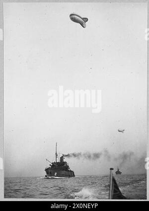 PROTECTION DES BALLONS POUR LES CONVOIS DE CANAL - pour l'histoire, voir CH.4940 Balloon Ships en route pour rejoindre et garder un convoi entrant. Négatif photographique, Royal Air Force Banque D'Images