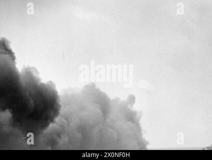 Le 18 mai 1944, le HMS Dido bombarde des cibles côtières près de Gaeta pour soutenir l'armée. L'USS Mackenzie a observé le destroyer américain Ordranaux jeter de la fumée pendant l'opération. Banque D'Images