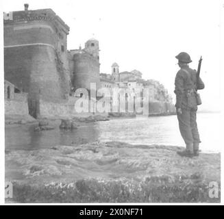 ITALIE : CINQUIÈME TÊTE DE PONT d'ARMYANZIO - Un infanterie britannique s'arrête pendant sa patrouille pour regarder un vieux château italien faisant partie de la vieille ville de Nettuno photo négatif , armée britannique Banque D'Images