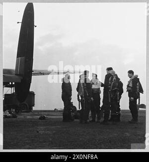 BOMBARDIERS LANCASTER - (photo publiée en 1943) Un équipage à la dispersion. Négatif photographique, Royal Air Force Banque D'Images