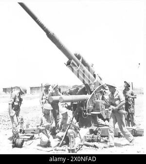 INVASION DE LA SICILE GORNALUNGA, près de CATANE - canon allemand à double usage de 88 mm assommé par notre artillerie. Négatif photographique, Armée britannique Banque D'Images