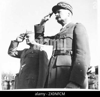 Les généraux Eisenhower et Giraud saluent lors de la lecture d'hymnes nationaux lors d'une cérémonie de don à la Nouvelle armée française. Banque D'Images