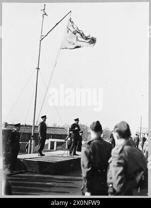 LORD TRENCHARD INSPECTE LES ESCADRONS DU RÉGIMENT DE LA ROYAL AIR FORCE. - [Voir A.M. Bulletin No 9474]. Pour l'histoire, voir CH.8706. Lord Trenchard s'adressant aux officiers et aux hommes du régiment R.A.F. Négatif photographique, Royal Air Force Banque D'Images