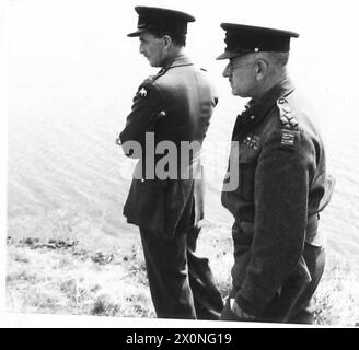 LE CORPS MÉDICAL ADOPTE DES MÉTHODES COMMANDO - de gauche à droite - Major-Gen. S.W.Kyle, DDMS., (E.Command) Brig. E.M. Cowell, CB., CBE.mDSO., MD. Négatif photographique, Armée britannique Banque D'Images