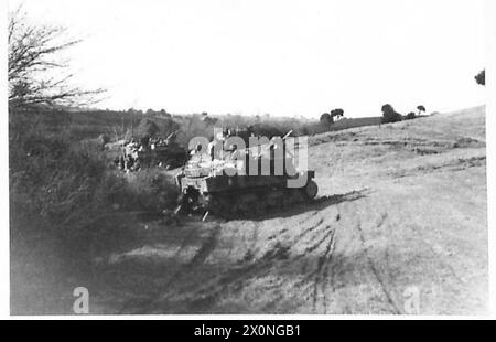 CINQUIÈME ARMÉE : DÉBARQUEMENT AU SUD DE ROME - canons de prêtre donnant le feu concentré à partir de positions cachées. Négatif photographique, Armée britannique Banque D'Images