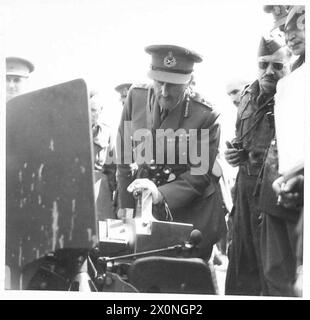 LE COMMANDANT EN CHEF LORS DE LA MANIFESTATION - le général Sir Alan Brooke inspectant un canon antichar. Négatif photographique, Armée britannique Banque D'Images