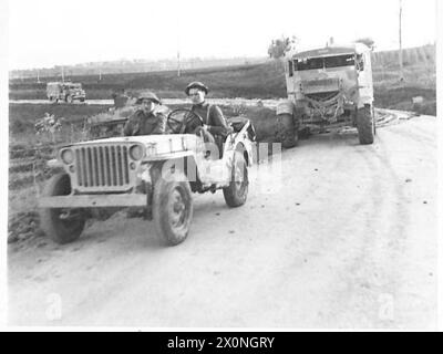 ITALIE : HUITIÈME RÉCUPÉRATION d'ARMYREME SUR LE TERRAIN - le convoi reprend la route et part pour les ateliers. Négatif photographique, Armée britannique Banque D'Images