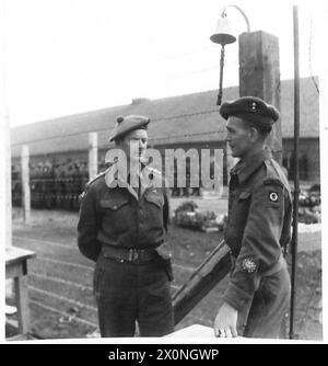 ILLUSTRATIONS POUR DES HISTOIRES PAR UN OFFICIER OBSERVATEUR : 15E DIVISION ÉCOSSAISE - le capitaine Ashworth d'Andover, le commandant du camp, donne ordre à BSM Brown près de la sonnette d'alarme du camp [N° de série 706] Banque D'Images