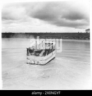 HUITIÈME ARMÉE : AVANCE VERS VENISE - chars amphibies traversant l'Adige. Négatif photographique, Armée britannique Banque D'Images