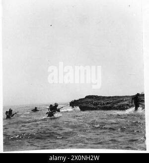 ENTRAÎNEMENT À L'INVASION PAR LES TROUPES DES NATIONS ALLIÉES - le premier des envahisseurs alliés approchant la côte «ennemie». Négatif photographique, Armée britannique Banque D'Images