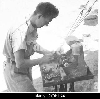 LA DIVISION HIGHLAND DE LA LIGNE MARETH - Dental Mechanics polissage des prothèses dentaires sur tour. Négatif photographique, Armée britannique Banque D'Images