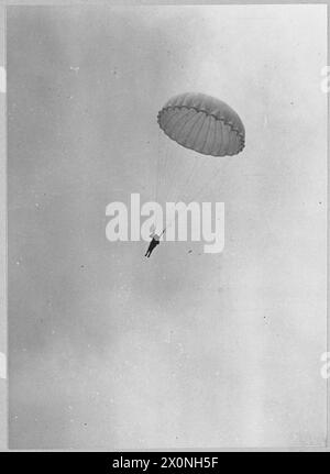 PARACHUTISTES BRITANNIQUES : LE SERVICE PREND À LA SOIE - 'Jumpers' sur leur chemin vers la terre. Négatif photographique, Royal Air Force Banque D'Images