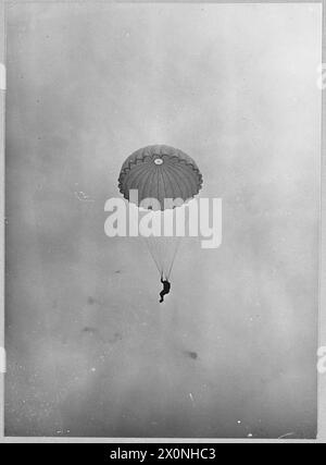 PARACHUTISTES BRITANNIQUES : LE SERVICE PREND À LA SOIE - 'Jumpers' sur leur chemin vers la terre. Négatif photographique, Royal Air Force Banque D'Images