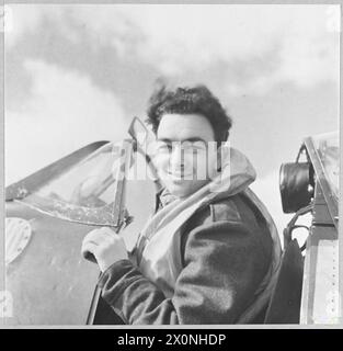 L'ARMÉE DE L'AIR POLONAISE EN GRANDE-BRETAGNE, 1940-1947 - le pilote officier Józef Stasik du 303e Escadron de chasse polonais dans le cockpit de son Spitfire à la RAF Northolt, 10 avril 1942 Armée de l'air polonaise, Armée de l'air polonaise, 303e Escadron de chasse Kościuszko, Stasik, Józef Banque D'Images