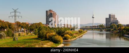 Panorama de la promenade du Neckar avec tour de télécommunications et centre Collini à Mannheim, Bade-Württemberg, Allemagne Banque D'Images