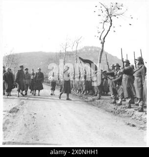 Le général Charles de Gaulle inspecte les troupes françaises de la 5ème Armée en Italie lors d'opérations militaires. Banque D'Images