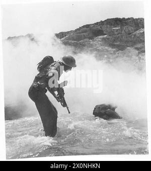 ENTRAÎNEMENT À L'INVASION PAR LES TROUPES DES NATIONS ALLIÉES - les plages rocheuses et étagères rendent la tâche difficile, mais malgré de nombreuses chutes, les fantassins ont atteint leur objectif. Négatif photographique, Armée britannique Banque D'Images