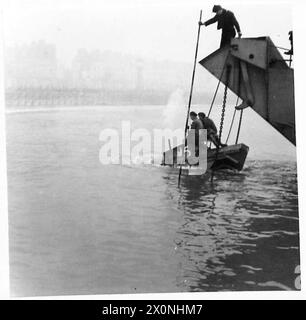 ESSAIS À GUÉ DE VOITURES DE SCOUT DAIMLER ET DE VOITURES DE SCOUT FORD LYNX AU CENTRE D'ESSAIS À PASSAGE À GUÉ NO.1, WEYMOUTH, DORSET - voitures de scout Daimler quittant la rampe d'un négatif photographique du L.C.T. , British Army Banque D'Images