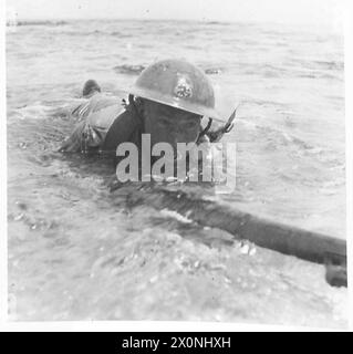 ENTRAÎNEMENT À L'INVASION PAR LES TROUPES DES NATIONS ALLIÉES - UN «ENVAHISSEUR» TYPIQUE. Négatif photographique, Armée britannique Banque D'Images