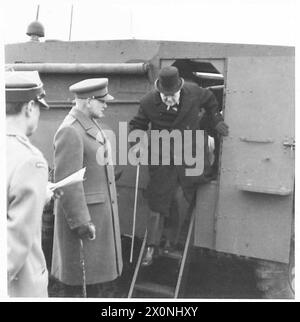 LES ARMÉES ALLIÉES EN GRANDE-BRETAGNE, 1940-1945 - Winston Churchill laissant une voiture sans fil blindée nommée d'après lui-même "Churchill" après son inspection. Le général Andrew Thorne, le Commandement écossais du GC, est au milieu et l'officier à gauche est probablement le lieutenant Adam Kułakowski, adjudant du général Sikorski. Le premier Ministre a assisté à une démonstration de chars au cours de laquelle on lui a montré les capacités de divers véhicules blindés de combat au-dessus d'un pays difficile près de Frensham, dans le Surrey. Avec lui se trouvait le général Władysław Sikorski, premier ministre du gouvernement polonais en exil et le C-in-C du poli Banque D'Images