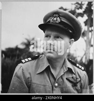 LES LIGNES AÉRIENNES CIVILES BRITANNIQUES EN TEMPS DE GUERRE - pour l'histoire voir CH.14022 photo (publiée en 1944) montre - le capitaine H.M.Bowes-Lyon de Bourne End, pilote des avions de la BOAC sur les routes en Afrique. Négatif photographique, Royal Air Force Banque D'Images