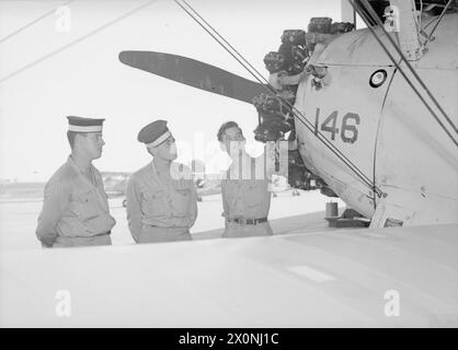 LES PILOTES DE LA MARINE BRITANNIQUE S'ENTRAÎNENT EN AMÉRIQUE POUR LA GUERRE CONTRE LE JAPON. NOVEMBRE 1944, ÉTATS-UNIS. PLUSIEURS CENTAINES DE PILOTES NAVALS BRITANNIQUES DE LA FLOTTE AÉRIENNE SE SONT ENTRAÎNÉS EN AMÉRIQUE CÔTE À CÔTE AVEC DES CADETS AMÉRICAINS POUR SERVIR DANS LES OCÉANS PACIFIQUE ET INDIEN. SOUS LE COMMANDEMENT D'INSTRUCTEURS AMÉRICAINS, ILS SUIVENT D'ABORD UNE FORMATION AÉRIENNE PRIMAIRE DE LA NAVY À BUNKER HILL, INDIANA, PUIS SE RENDENT À PENSACOLA, JACKSONVILLE ET FORT LAUDERDALE, TOUS DANS L'ÉTAT DE FLORIDE. À CE STADE, ILS PARTENT POUR LE MAINE, OÙ À BRUNSWICK ET LEWISTON, ILS SONT CONVERTIS AUX MÉTHODES BRITANNIQUES ET ONT DES EXERCICES D'ATTERRISSAGE SUR PONT, JUSQU'AU JOUR VENU FO Banque D'Images