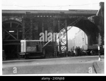 DÉGÂTS CAUSÉS PAR LES BOMBES - dommages causés aux ponts par les bombes ennemies à Londres. Négatif photographique, Armée britannique Banque D'Images