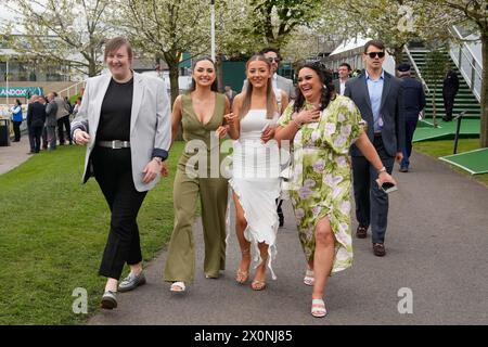 Liverpool, Royaume-Uni. 13 avril 2024. 13 avril 2024 ; hippodrome d'Aintree, Aintree, Merseyside, Angleterre : 2024 Grand National Festival Day 3 ; les coureurs arrivent sur le parcours le jour 3 du Festival crédit : action plus Sports images/Alamy Live News Banque D'Images