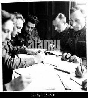 L'ARMÉE POLONAISE EN GRANDE-BRETAGNE, 1940-1947 - les étudiants polonais reçoivent un enseignement spécial d'un professeur polonais à Newport-on-Tay en préparation d'un cours universitaire. Le professeur Wright, le doyen de la faculté de l'Université de St Andrews, a offert au général Marian Kukiel, le commandant du 1er corps polonais, des facilités pour les étudiants de l'armée polonaise pour poursuivre leurs études à l'Université. L'offre a été acceptée et sur 350 candidats, 100 ont été sélectionnés pour poursuivre leurs études en anglais, sciences politiques, économie, littérature française, arts, chimie et recherche. Certains des étudiants détiennent déjà d Banque D'Images