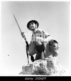 L'ARMÉE POLONAISE DANS LE SIÈGE DE TOBROUK, 1941 - soldat de la Brigade indépendante polonaise des Carpates en service de surveillance. Remarquez son fusil Lee Enfield avec baïonnette fixe Armée polonaise, Forces armées polonaises à l'Ouest, Brigade indépendante des Carpates Rifles, rats de Tobrouk Banque D'Images