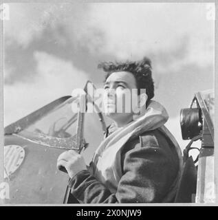 L'ARMÉE DE L'AIR POLONAISE EN GRANDE-BRETAGNE, 1940-1947 - le pilote officier Józef Stasik du 303e Escadron de chasse polonais dans le cockpit de son Spitfire à la RAF Northolt, 10 avril 1942 Armée de l'air polonaise, Armée de l'air polonaise, 303e Escadron de chasse Kościuszko, Stasik, Józef Banque D'Images